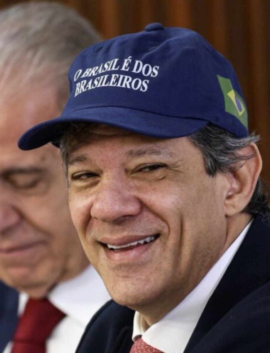 omarttelo's tweet photo. Ninguém vai me convencer de que o cara que reformulou o Enem, criou o SiSU e ajudou milhões de jovens a chegarem à universidade tem menos preparo para governar São Paulo do que um lambe-botas do Trump. Haddad é preparo, é referência! https://t.co/RXRV47pj3p