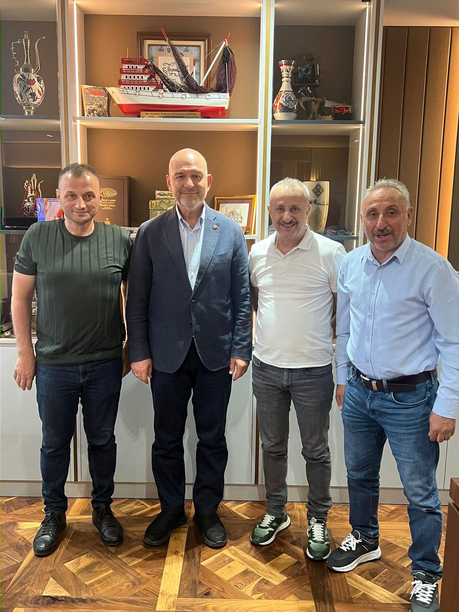 suleymansoylu's tweet photo. Bugün İstanbul’daki ofisimizde;
📍15 Temmuz hain darbe girişiminde TRT önünde şehit olan kahramanımız Fahrettin Yavuz’un kıymetli eşi Mariam Yavuz’u ve bizlere emanet olan evlatları,
📍İstanbul Gençlik Kolları Yönetim Kurulu Üyesi Talha Öztürk’ü,
📍İstanbul Berberler Esnaf ve Sanatkârlar Odası Başkanı Şükrü Akyüz’ü,
📍Evren Sancak’ı ve kıymetli arkadaşlarımızı misafir ettik.

Nazik ziyaretleri ve samimi sohbetleri için kendilerine teşekkür ediyorum