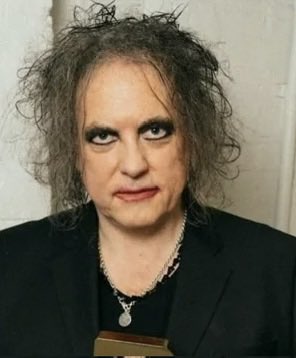 FLMIRONES's tweet photo. #MIRONEWS Hay que ver el gran parecido entre Robert Smith, solista de The Cure, y Gertrudis.
Separados al nacer.
Un aullido. https://t.co/ocl4lyLK0I