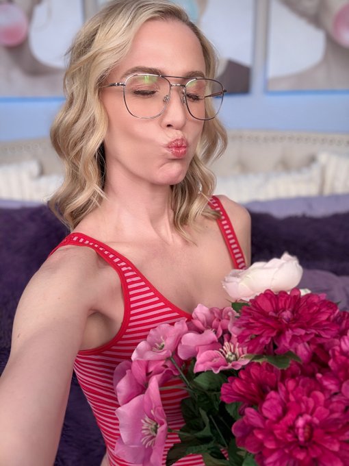 Kate Shelor - Roses are red, so are my stripes, these aren’t roses, stop with your gripes. https://t.co/n9btOr9SB8