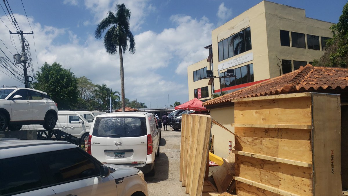 solidcz's tweet photo. @MINSAPma @311Panama 
DENUNCIA CIUDANA CONTRA ALBROOK CANAL PLAZA. LA BASURA CON GUSANOS, RATONES y BAJO EL CARGO DE ESTE SR., DUENO DE UNO DE LOS LOCALES. EL NO LO VEO NADA MAL CON ESTO. DESECHOS DE COMIDA CON GUSANOS. DONDE CAMINA LOS NIÑOS DE LA ESCUELA DE @aeronavalpanama https://t.co/BtLR9KXOmL