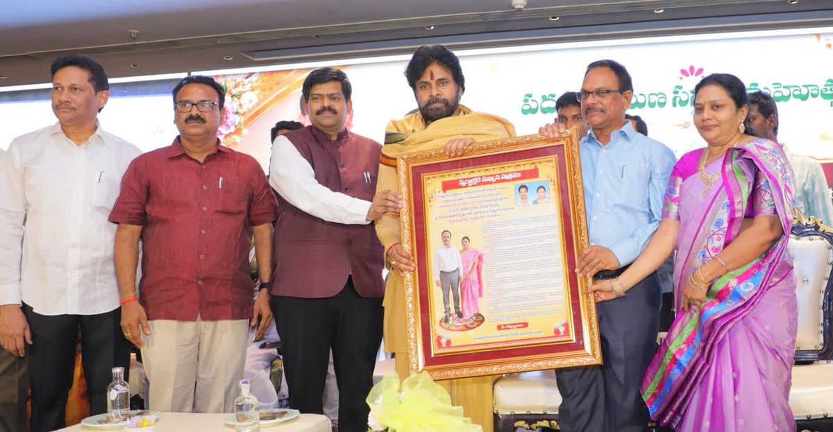 SURENDRAPILLEL1's tweet photo. అడిషనల్ సెక్రెటరీ శ్రీ కె.వెంకట కృష్ణ పదవి విరమణ కార్యక్రమంలో శ్రీ పవన్ కళ్యాణ్ గారు ❤️🙏 https://t.co/1KMYlsq0vK