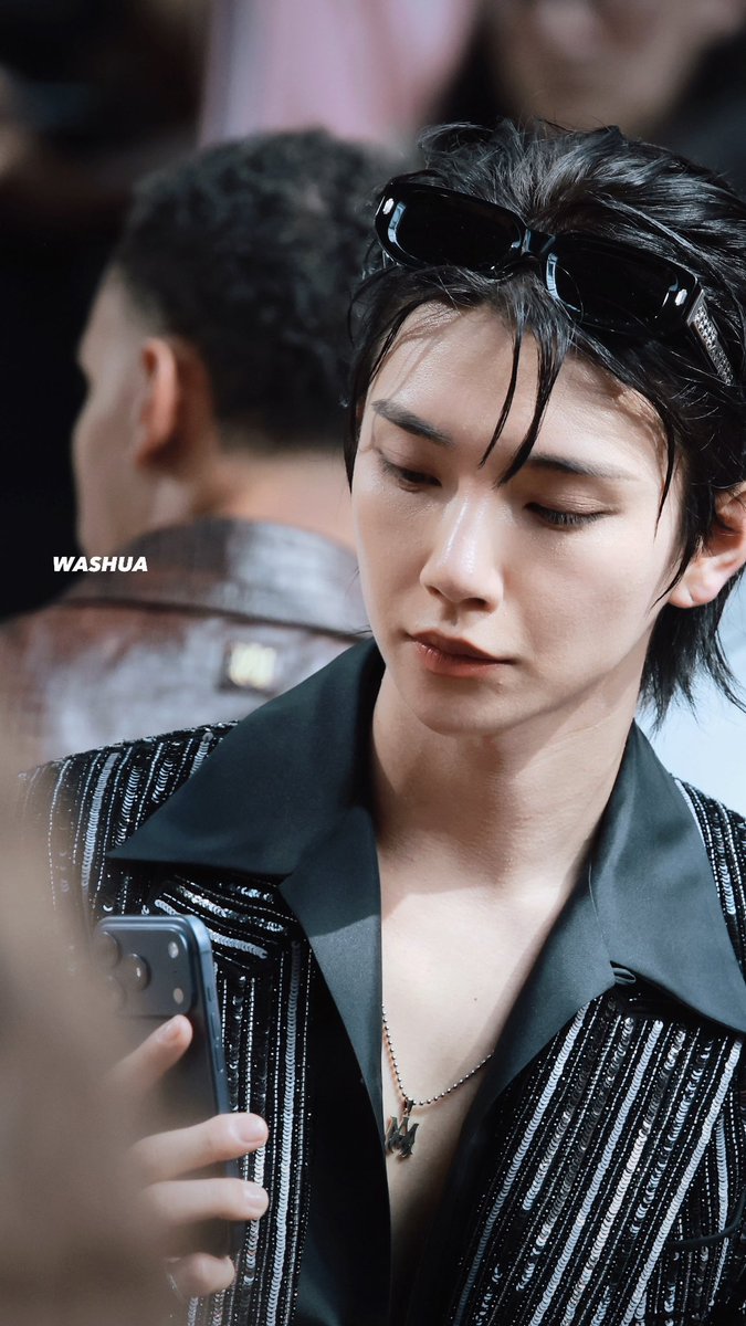 washua1230's tweet photo. 📱✨🎬🎞️

260625 PFW

#Joshua #조슈아 #홍지수 #svt #세븐틴 #SEVENTEEN
#AmiriSS27 #ParisFashionWeek https://t.co/FbjmC3aowy