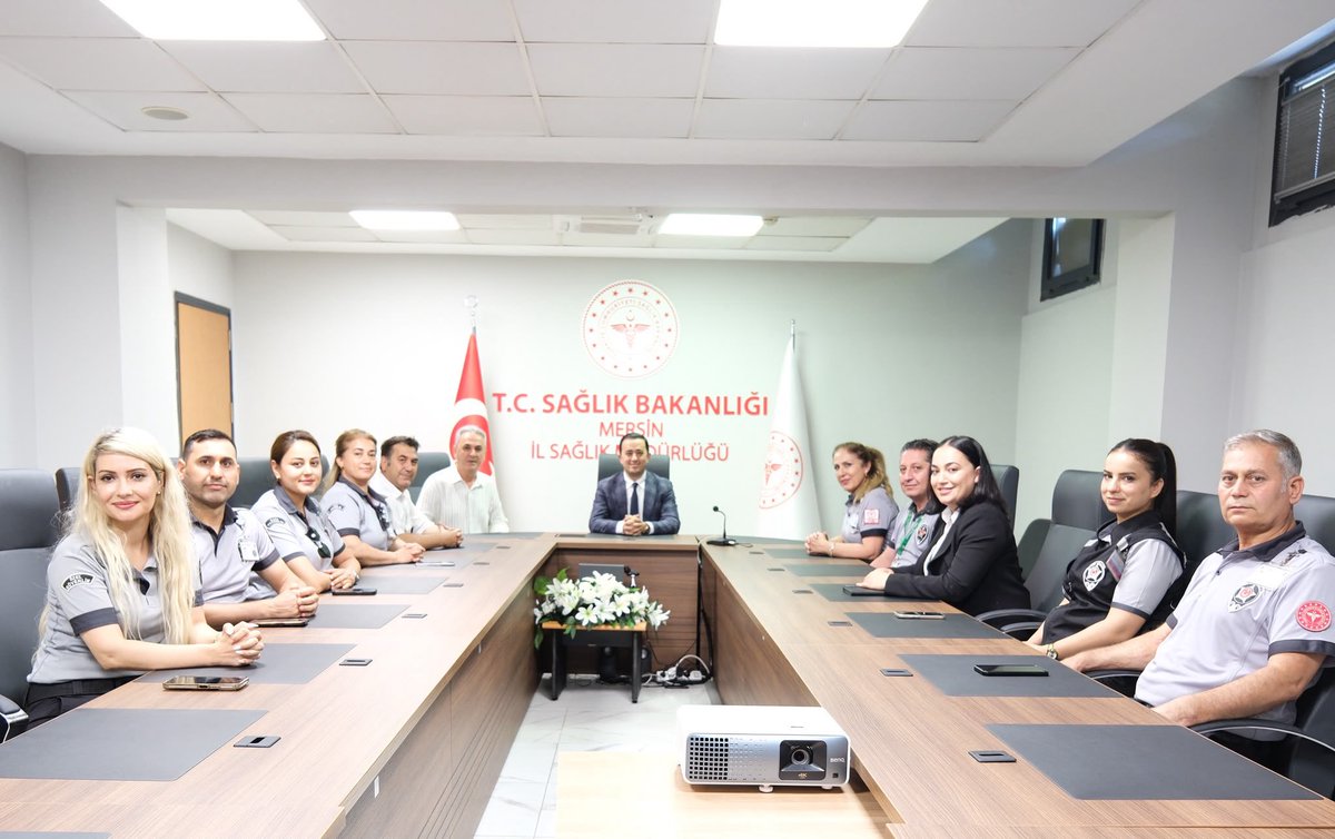 mersin_ism's tweet photo. İl Sağlık Müdürümüz Uzm. Dr. Mustafa Ekici, 26-30 Haziran Özel Güvenlik Günü ve Haftası kapsamında, merkezdeki sağlık tesislerimizde görev yapan özel güvenlik personelini İl Sağlık Müdürlüğümüzde ağırladı.

Ziyarette, sağlık tesislerinde güvenli bir çalışma ortamının sağlanması için görev yapan personelin haftasını kutlayan İl Sağlık Müdürümüz Uzm. Dr. Mustafa Ekici, emeklerinden dolayı kendilerine teşekkür etti.