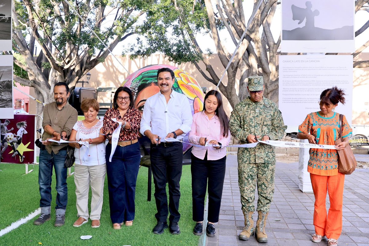 MunicipioOaxaca's tweet photo. 📸✨ En el Parque Juárez “El Llano”, el presidente municipal @raychagoya participó en la inauguración de las exposiciones fotográficas “Oaxaca late en la cancha” y “Honor en cada misión”, muestras que acercan el deporte, la historia y el servicio a vecinas y vecinos de la capital https://t.co/wuTJEbN8J7