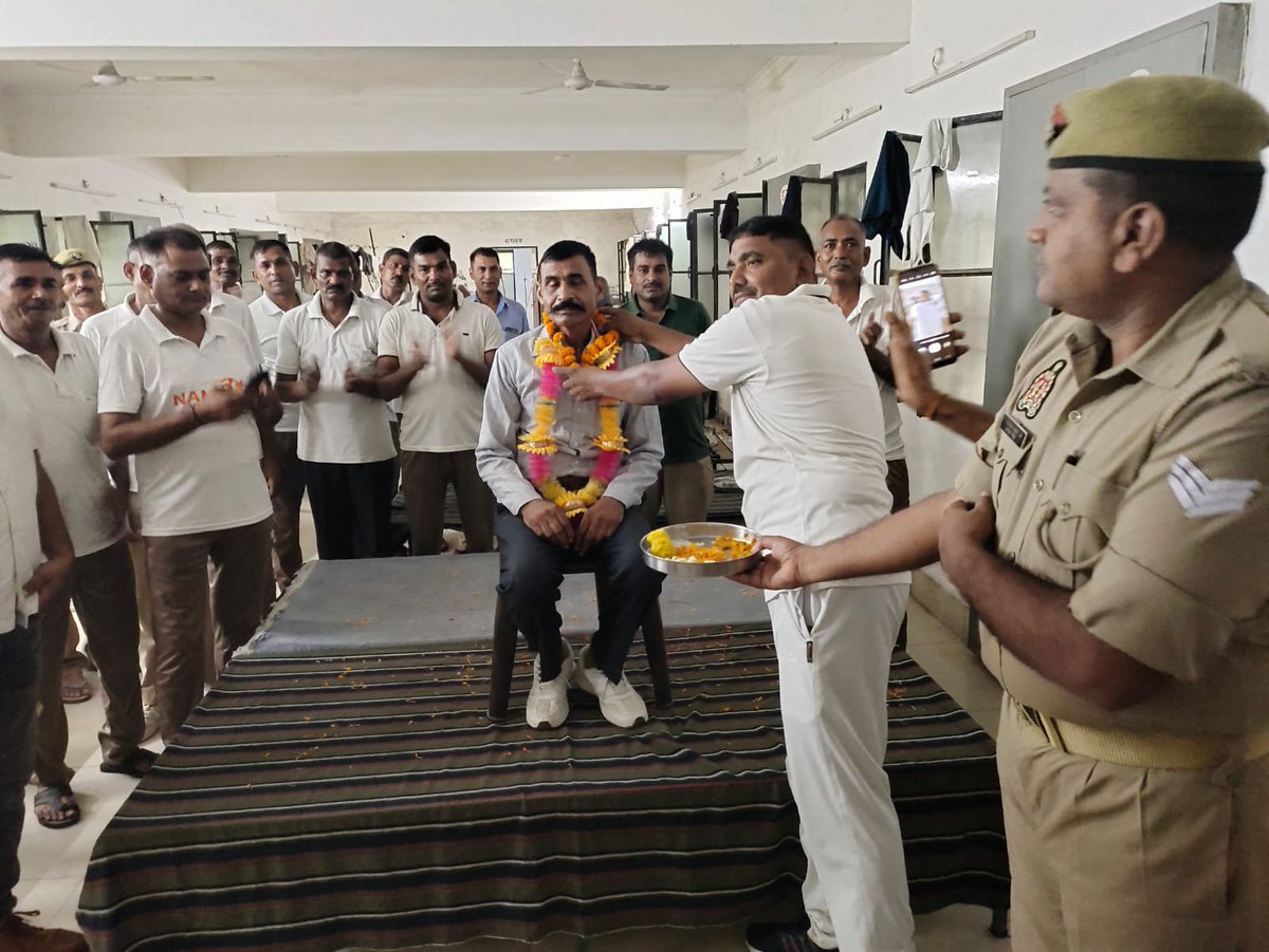 Yada18097Suresh's tweet photo. @RaviSha34427125 देखिए होमगार्ड विभाग का कारनामा होमगार्ड मुख्यालय उत्तर प्रदेश से विपरीत मुरादाबाद में ट्रेनिंग पर ही रिटायरमेंट हो गया होमगार्ड जवान 
@CMOfficeUP 
@BJP4India 
@dgpup 
@aajtak https://t.co/8tyhX5dCdR
