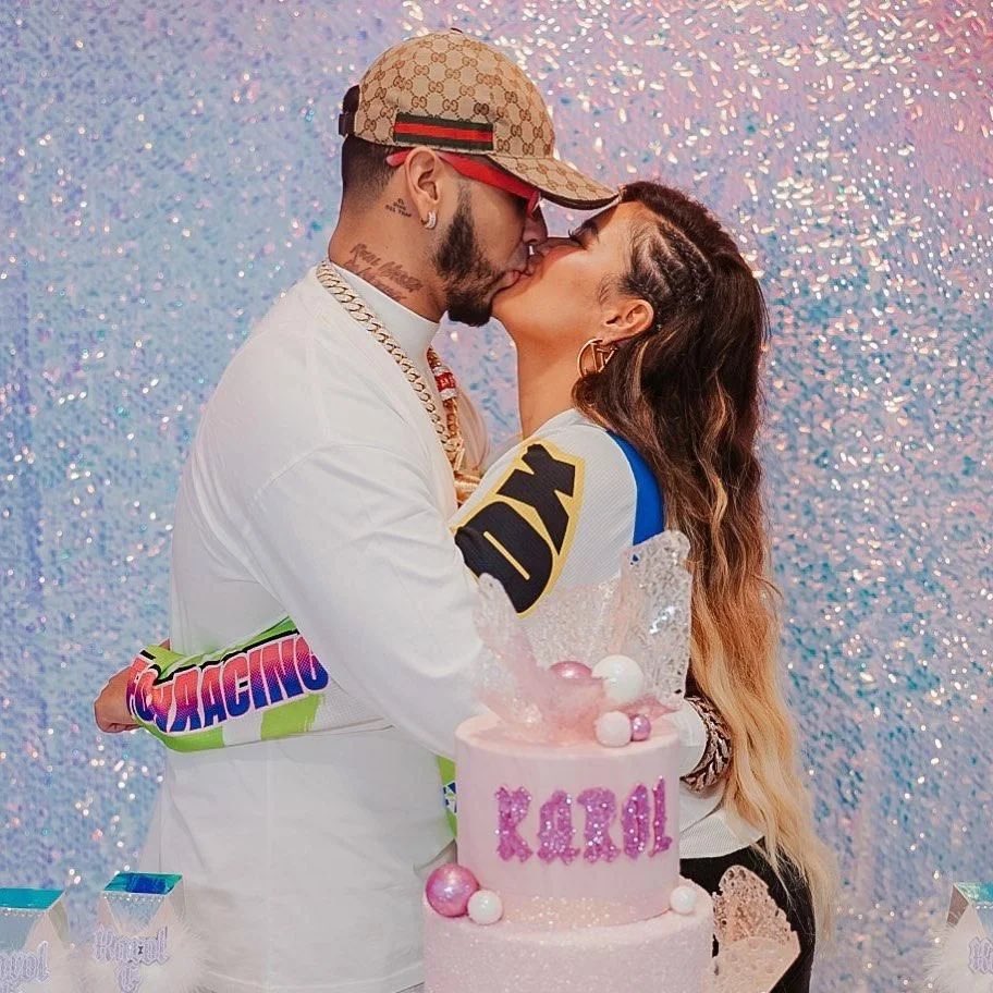 Mateorhlm_'s tweet photo. Al menos con Anuel sí celebraba sus cumpleaños. 😂 https://t.co/l7hEhShcQQ