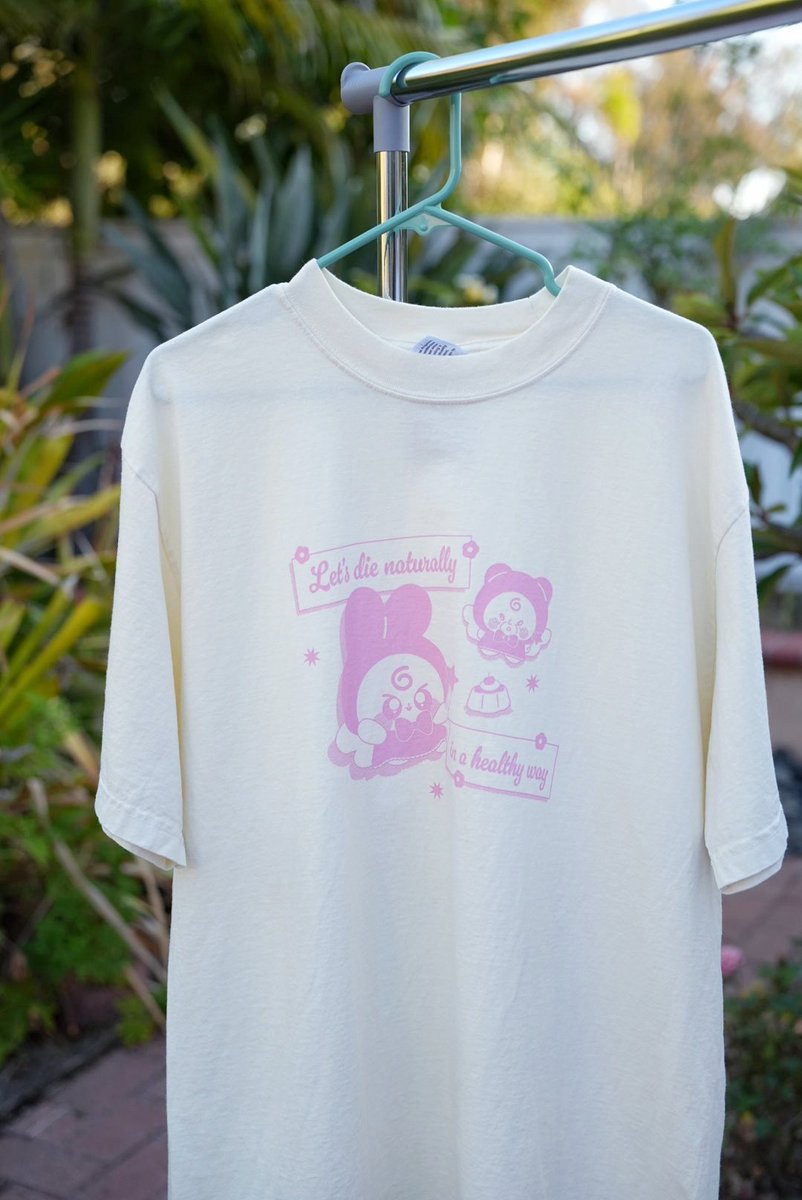 BingsooBear's tweet photo. I've finally listed the "Let's die naturally in a healthy way" shirts online!
The main design has Leebit and Jureumi dressed as the 6th generation STAY angel.
Some of the sizes are sold out, but the 3 available styles are:
1) oversized cream
2) oversized white
3) white crop https://t.co/5KfkkmdNCv