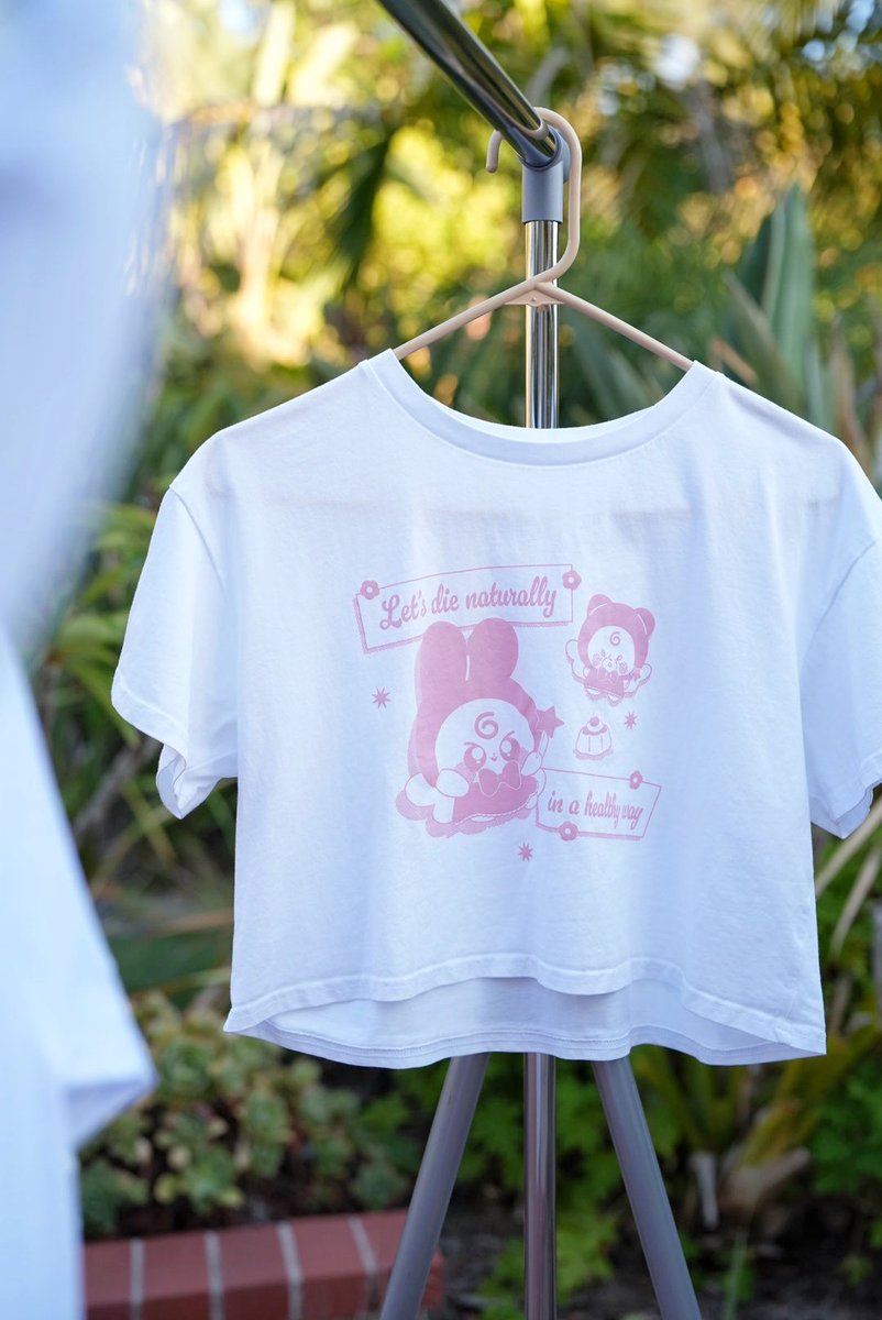BingsooBear's tweet photo. I've finally listed the "Let's die naturally in a healthy way" shirts online!
The main design has Leebit and Jureumi dressed as the 6th generation STAY angel.
Some of the sizes are sold out, but the 3 available styles are:
1) oversized cream
2) oversized white
3) white crop https://t.co/5KfkkmdNCv