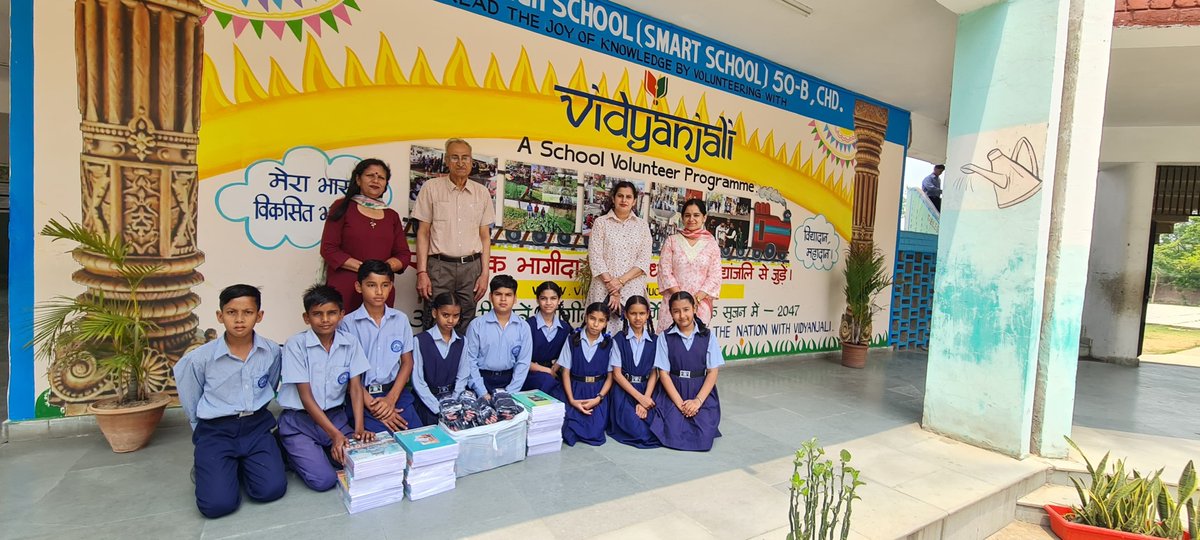 gmhs_50's tweet photo. Spreading the joy of knowledge by volunteering @vidyanjalichd transforming Ultimate
Dreams into Action 
@ghs_50 
विद्या दान महा दान 300 registers donated by Mr Yeshvek 
in coordination with nodal Ms Mukesh under guidance of Headmistress Indu Babbar
@SchoolEduChd 
@DselEduMinistry https://t.co/q7tI1P0Gez