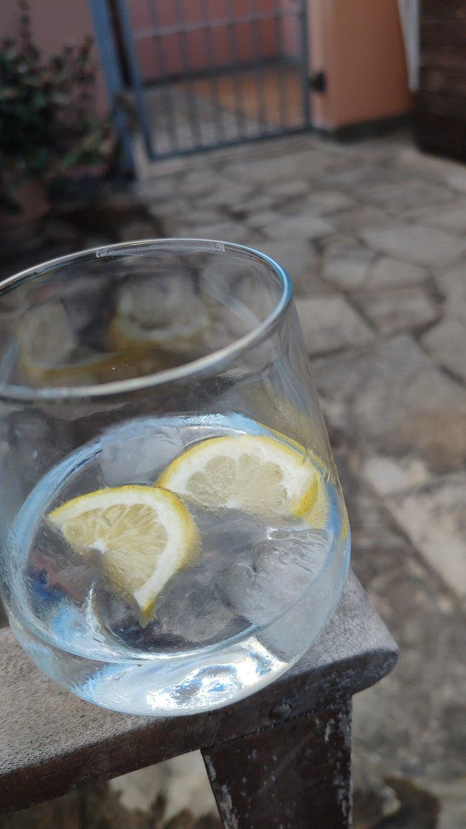 Ceccobileccoo's tweet photo. @iamfakeC Prova con un gintonic... Spariscono! https://t.co/Yx35DLjVge