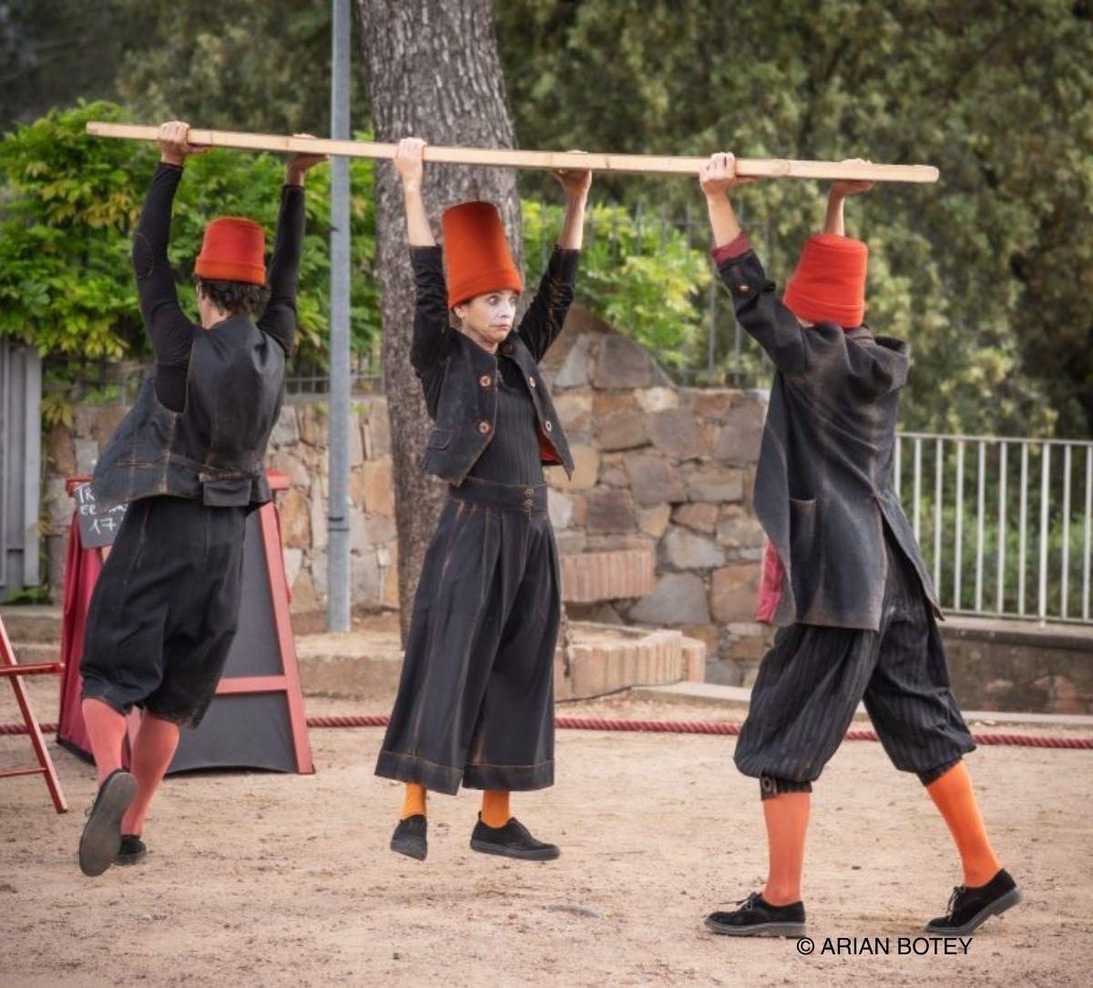 quesoni's tweet photo. Del 30 de juny al 23 de juliol, durant setze vespres, el festival convida a descobrir propostes de música, dansa, teatre i circ que, amb una mirada contemporània i innovadora, connecten amb el cos, la memòria i la identitat, en diàleg amb els espais del districte. https://t.co/l1KrvWi5Q4