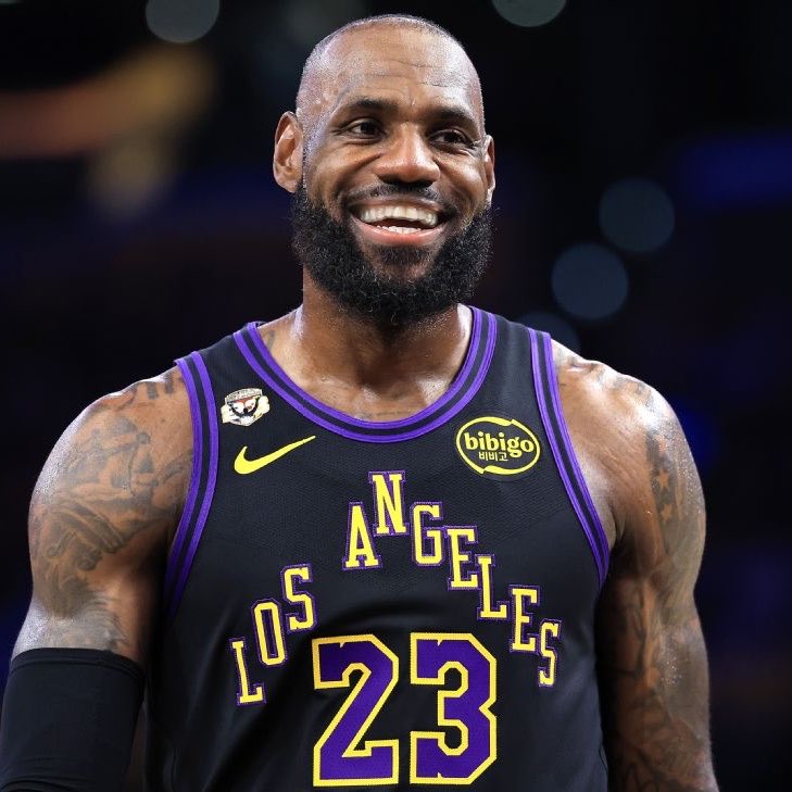 LegionHoops's tweet photo. LeBron’s decision to leave the Lakers was “happiness-led”, per @ShamsCharania 

“He feels he needs to find his happiness elsewhere and wherever  he lands in free agency, it will not be driven by money, according to sources.”

(h/t @AdamZagoria) https://t.co/dOU9mlAYMA
