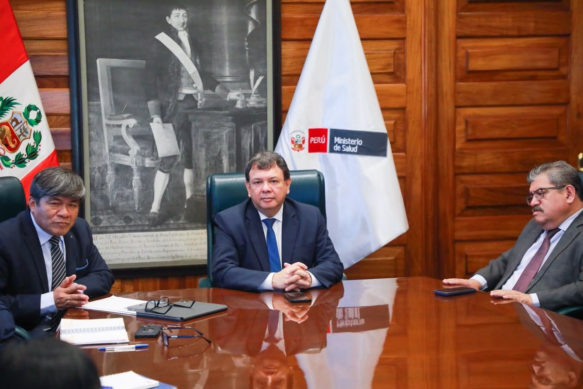 Minsa_Peru's tweet photo. #NotaInformativa | Como parte de las acciones de prevención y gestión de riesgo ante el fenómeno El Niño, el ministro de Salud lideró una reunión con la Alta Dirección del Minsa con el objetivo de fortalecer la respuesta del sector y proteger la salud de la población frente a posibles situaciones de desastres y emergencias.

✅ Durante la sesión se evaluó la implementación del mapa de riesgos, el fortalecimiento de la atención primaria, las campañas de vacunación y la articulación sanitaria a nivel nacional, medidas clave para anticiparse a posibles emergencias, reducir riesgos en las zonas más vulnerables y garantizar una atención oportuna a quienes más lo necesitan. #GobiernoDeTransición 🇵🇪