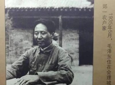 JoeyDeepWorld's tweet photo. 说四渡赤水的时候毛泽东自我怀疑，我真是笑了。如果说红军中只有一个人没有自我怀疑，那一定是毛泽东！什么叫自我怀疑？得出结论之后却不坚定。而毛泽东只要有任何不确定的，一定会去实事求是地做调查研究，直到最后得出结论。之后，可能会根据事情发展有调整，但一定不会有自我怀疑。

比如，三渡赤水的时候要真按林彪或者彭德怀的建议，红军就他妈完犊子了。

蒋介石让周浑元看好长干山，吴奇伟守着乌江，“红军不动你不动”，准备铁壁合围了。这时候呢？打鼓新场登场了。

毛泽东计划让敌人动起来，运动战红军才有机会。计划让彭德怀的三军团一个团佯攻最西边打鼓新场的王家烈，让吴奇伟周浑元救援王家烈，南北夹击红军，然后红一三军团把他们吃掉。结果行动开始后，吴奇伟周浑元都没来，一动不动。于是毛泽东就让打王家烈东边靠近红军的尤国才（黔军），吃掉周吴的中央军。

这时候林彪提出自己的方案（自己查吧，三日行军大纵深，长途奔袭，还有可能腹背受敌），结果，全体支持林彪的大范围多路向西出击，只有毛泽东反对。说你们要听林彪的，我就辞职。然后他半夜去找周恩来，说了一宿，周都没下决心。这时候二局的情报送来了，蒋介石正是安排滇军向东，薛岳向北压缩。周恩来才确定毛泽东的方案是对的，都服气了这回。

结果到了13号，盘踞北面坛厂的中央军13师（周浑元一部）去了去了西边三元洞，周浑元的防线出现漏洞了。毛泽东马上修改方案，先穿过周浑元部的防线漏洞去打13师，然后在赤水河上游过河。

这时候彭德怀提出，要趁着敌人让路，从北面的茅台过河，而不是向西北的赤水河上游进军先打13师再过河。

这时候周浑元全部收缩到了鲁班场。而且这时候有一条情报，那就是13师也被周浑元连夜调回鲁班场了！！！也就是说赤水河上游防守空虚了，而茅台周围敌人重兵把守 - - 周浑元也看清楚，反正你不干完我你是不会走的，那就干吧。

如果按照彭德怀的方案，从茅台过河，红军就极大可能被团灭了！

到了1935年3月下旬，红军完成了“四渡赤水”，接着“虚晃一枪”南渡乌江、佯攻贵阳、调出滇军，随后于5月上旬巧渡金沙江，全军成功跳出了国民党40万大军的包围圈。这时候红军还没有完全脱离险境。由于金沙江皎平渡和龙街渡口地势险恶，部队在极度疲劳中连续急行军（如林彪的一军团一晚上要在石头和急流中横跨48次），指战员们累到了极限。在5月5日前后红军进入四川会理境内休整时，林彪先绷不住了。

在会理休整期间，林彪表达出极度反感天天走“弓背路”（绕弯路），认为这样会把部队拖垮。他给彭德怀打电话说：“现在领导不成了，你出来指挥吧。再这样下去，就要失败了。我们服从你的领导，你下命令，我们跟你走!”。彭德怀在电话里拒绝了林彪的要求。

林彪随后又向中央写信，再次提出他的主张。信的大意是：“毛、朱、周随军主持大计，请彭德怀任前敌指挥，迅速北进与四方面军汇合。”随后在1935年5月中旬单独签署了这封给中央三人小组（毛、周、王）的绝密长信。信的原文大意确实如您所述：“毛、朱、周随军主持大计，请彭德怀任前敌指挥，迅速北进与四方面军会合。”

这就是年轻的101，呵呵。

于是，毛泽东与彭德怀联名向林彪、聂荣臻发了一封近两千言的长电，指出林彪“存在着对于革命形势估计不足的观点”。

与此同时，红三军团政治部主任刘少奇和政治委员杨尚昆也向军委发了电报，如实反映了基层战士“不要走了，打仗吧”的急躁与消极情绪。

看到了吗？这他妈叫集体的智慧？！打仗是过瘾了，革命的种子呢？中国革命的希望呢？！没人认真考虑，除了毛泽东。

毛泽东看到刘、杨的电报和林彪的信后，引起很大警觉。他认为这不是个别人的一般看法和意见，而是对遵义会议的反思和认识，必须认真解决，以巩固和发展遵义会议的成果。

5月12日，中央政治局在会理城郊铁厂召开扩大会议（会理会议），以统一认识并确定今后的行动方针。毛泽东在会上详尽阐述了四渡赤水的必要性及其战略意义；并严厉批评了林彪要求撤换前敌指挥的错误意见。他指出：党内因失去中央苏区而缺乏胜利信心和存在怀疑不满情绪，是右倾思想的反映；改变中央军事领导的意见，是违背遵义会议精神的。

当林彪出来说“我给中央写信，没有其他想法，主要是心里烦躁……”时，毛泽东打断林彪的发言说：“你是个娃娃，你懂什么？”

林、彭主张“走弓弦”（抄近路、走直路），直接去和国民党军队硬碰硬、打攻坚战。但当时蒋介石在黔北布下了40万重兵，碉堡林立，而中央红军只剩下3万左右（大部分在湘江战役损失掉了）。如果真按照林、彭的建议去打正面硬仗（走弓弦），正好撞进蒋介石的口袋阵。毛主席之所以“走弓弓”（走弯路），就是为了利用运动战调动敌人、肥的拖瘦、瘦的拖死。林彪和彭德怀算是绝顶的战术大师，但在长征那个生死关头，唯有毛泽东具备宏观的战略大局观。

前面说了一些四渡赤水中的事，回头一起来看看毛泽东被架空之后发生了什么。
1932年10月宁都会议毛泽东被完全剥夺军事指挥权->1934年10月第五次反围剿全面失败，开始长征 ->1935年1月遵义会议。这中间发生了很多事。

他坚持“诱敌深入”的游击战和运动战方针，与当时中央推行的“积极进攻”、“御敌于国门之外”的王明“左”倾冒险主义发生严重冲突。在江西宁都召开的苏区中央局全体会议（宁都会议）上，毛泽东被解除了红一方面军总政治委员和军事指挥职务，被迫“请病假”前往福建长汀和瑞金东华山养病、读书。

前三次反围剿是毛泽东指挥的，全胜；第四次反围剿是朱德周恩来指挥的，运用毛泽东的战略战术，胜利；第五次反围剿，从33年9月干到34年10月上旬，完全失败。

在1934年上半年是国共决战（第五次反围剿）的关头，毛泽东的策略不是撤退，而是如何打赢。（我是服气的，真牛逼，真有胆略）。

1934年1月：他建议红军主力应实行战略反攻，转入敌后，向苏北、浙西、皖南、赣东等地进军，将战火引向国民党统治的核心区域，迫使蒋介石回救，从而打破围剿。

1934年9月：在长征出发前夕，他在会昌、于都一带养病时，还向中央紧急建议，红军应“向湖南中部前进，调动江西敌人至湖南而歼灭之”。这些正确的军事建议当时都他妈被博古、李德拒绝了。

红军最初的长征路线是“西进湘西与红二、六军团会合”，但这一路线被蒋介石识破并布下口袋阵，导致红军在湘江战役中惨败。而毛泽东真正开始发挥决定性作用、改变撤退路线，是在 1934年12月的通道会议和黎平会议上。他力主放弃去湘西，改向敌人防守薄弱的贵州进军，这才有了后来的转战黔北和遵义会议。

两年多的时间，毛泽东被完全架空，但凡换个人不说脱离，也得躺平。他呢？躺平都没有！他在会昌和于都做了非常多的工作。

34年4月底，他到了会昌。名义上是养病、搞调查，实际上还在替粤赣苏区收拾局面。会昌是中央苏区的南大门，对面就是陈济棠的粤军。他一边盯着南线防务，让地方武装别跟着李德那套死守阵地，能打游击就打游击，能运动歼敌就别硬顶；一边抓扩红，把赤卫队、独立团整建制补进正规红军。前线缺粮、缺鞋、缺盐，他就下去筹粮，筹军鞋、草鞋和食盐。

他也不是说开完会就走。在文武坝那几个月，他天天见基层干部和农民，问土地政策到底怎么执行，问老百姓日子怎么过，发现地方上搞得太“左”的就纠正。7月23日，他登上会昌山。后来那句“踏遍青山人未老，风景这边独好”，就是这时候写的。到9月上旬离开会昌时，北线已经撑不住了。他回到瑞金，随后又去了于都。会昌这几个月攒下的人、粮和物资，正好接上了后面的转移。 红一三五八军团和中央纵队主要从于都走的，红九军团从会昌走的。后面在江西信丰会师.....更多的就不说了，说多了都是泪。

那时候他还患着恶性疟疾，只能眼睁睁看着博古、李德把仗越打越烂。他后来曾痛心地回忆这段日子：“两三年内，一头鬼也不上门，吃饭、睡觉、拉屎，就是读书。”

实际上，遵义会议在党内职务上只做了局部调整： 张闻天（洛甫）接替博古，在党内“负总责”（相当于当时的党中央总书记）。 毛泽东被增选为中央政治局常委，并担任周恩来在军事指挥上的主要助手（随后在3月的鸭溪会议/苟坝会议后，正式成立了毛泽东、周恩来、王稼祥“三人军事指挥小组”）。此时毛泽东是军事上的实际核心，但在党内名义上的最高领导人是张闻天。

直到1938年9月的六届六中全会，毛泽东全党与全军的核心地位才确立。

从32年10月到38年9月，六年的时间，不被完全信任、被打击、被排挤、被误解，毛泽东从没有懈怠，更没有背叛。依旧是带着满腔的热情为党工作，为革命工作。换做是我，我极大概率是做不到的。

总有人不服，说集体智慧。谁的智慧？

“毛主席万岁” ✊

有问题吗？！