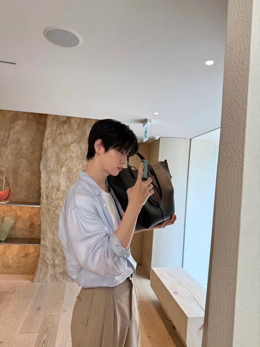 magicxlandchile's tweet photo. 260630 Actualización de Soobin en Instagram (1).
"#Publicidad Seúl se encuentra con @polene_paris. 👜💚
#polene #폴렌느 #레더아틀리에 #폴렌느서울스토어"
#TXT #TOMORROW_X_TOGETHER #투모로우바이투게더 #SOOBIN #수빈
@TXT_bighit @TXT_members https://t.co/tbBhXTFdwT