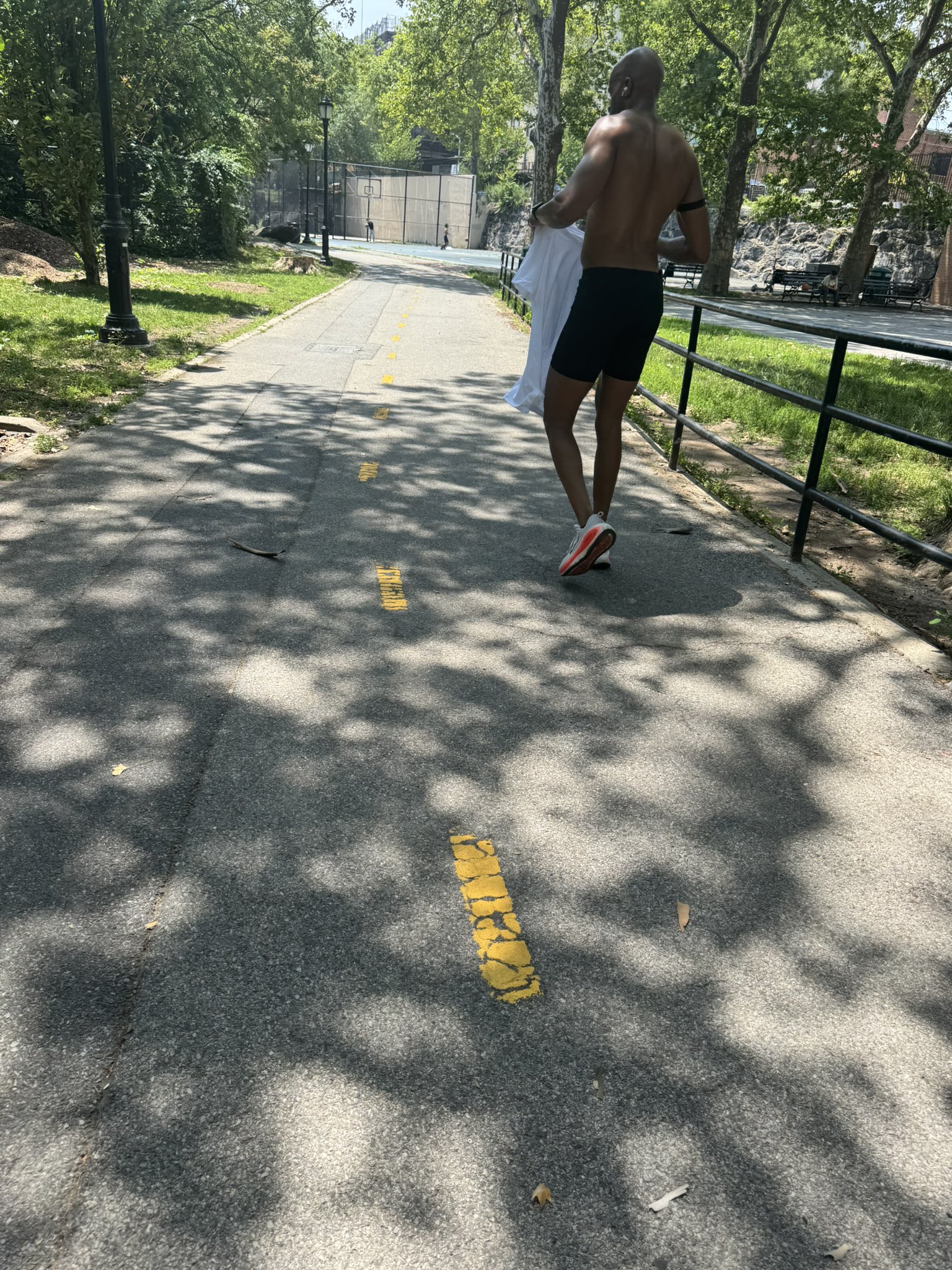 Damn. If ya’ll had seen the front you would been jogging everywhere he goes. I love my neighborhood https://t.co/MegIDqbrnP