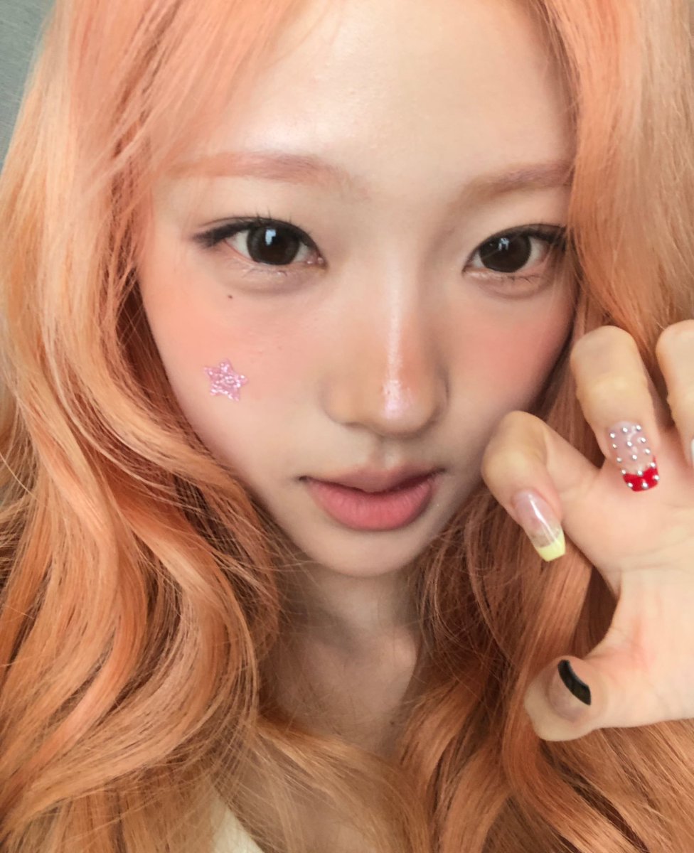 kimrstella's tweet photo. #orange_and_sparkles https://t.co/gwcCdbcBoI