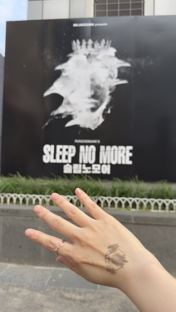 SSUPmiri's tweet photo. ちょっと前ですが...SLEEP NO MORE SEOUL を観てきました！

なんだろう、イマーシブシアターの原点とか言われてるけど、日本で散々観たものとはまるで違う印象。魂の籠った動く芸術品のような、形容し難い作品でした。
いつかちゃんと感想とか体験レポ書きたいけど、私の語彙で表現できるか... https://t.co/2oZqyPb7er