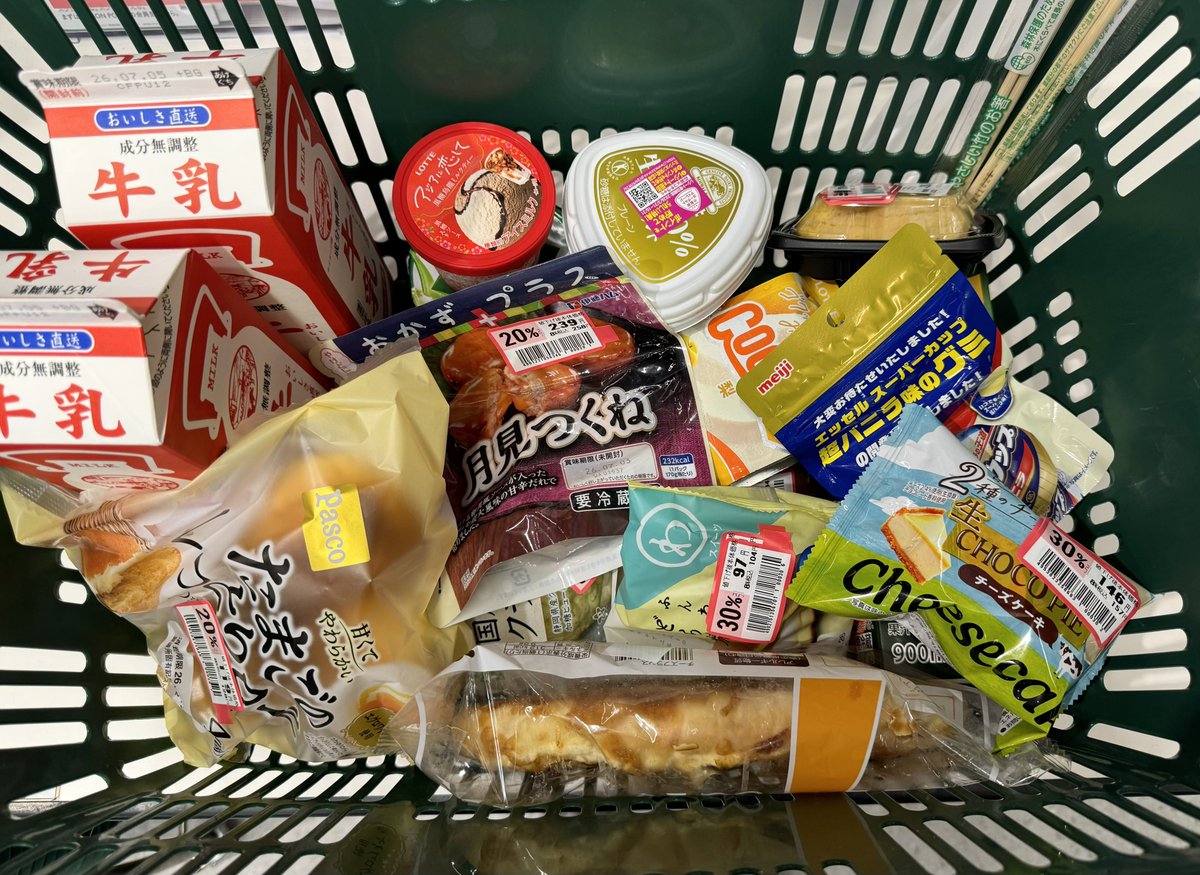 srmmly's tweet photo. 迷ったらカロリー高い方選ぶ^_^ https://t.co/8POt9jBpY3