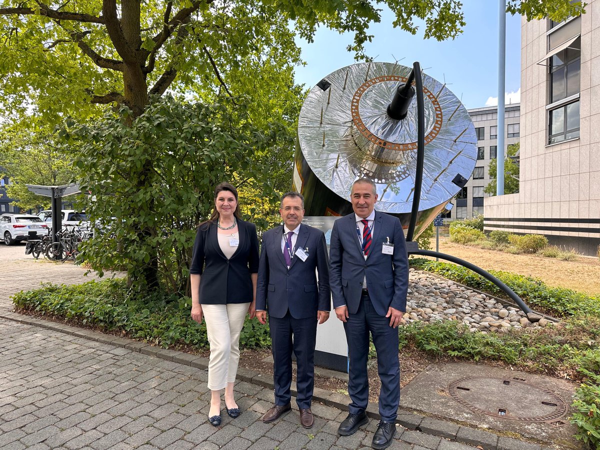 VolkanMCoskun's tweet photo. Avrupa Meteoroloji Uyduları İşletme Teşkilatı (EUMETSAT) 111. Konsey Toplantısı kapsamında bulunduğumuz Almanya’nın Darmstadt kentinde, EUMETSAT'ta görev yapan Türk uzmanlar ile bir araya geldik. https://t.co/1AF22AMX3i
