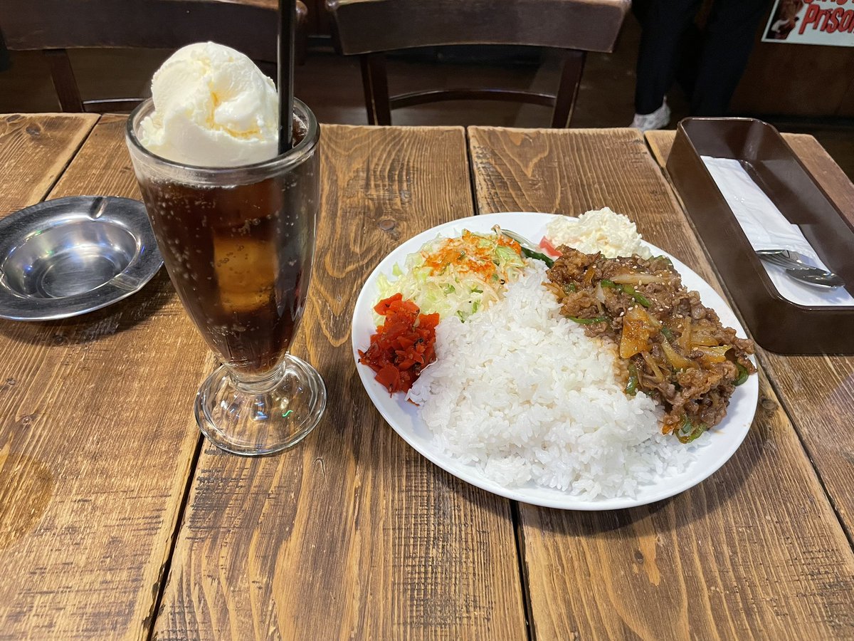 GY42000's tweet photo. 鳳まで降りて来たから食事は
『Sunny Side cafe』へ🇺🇸
店の音楽と店内の装飾とおしゃれしてる客。
雰囲気が良くて居心地が良いね♫
飯が美味い🍴大満足😋
#堺SunnySidecafe https://t.co/HV2SKHF44G