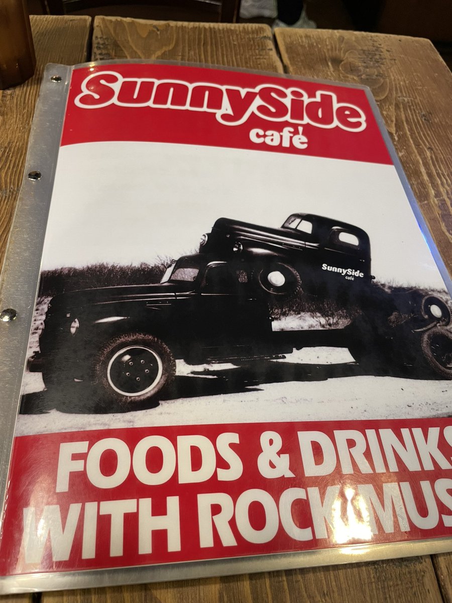 GY42000's tweet photo. 鳳まで降りて来たから食事は
『Sunny Side cafe』へ🇺🇸
店の音楽と店内の装飾とおしゃれしてる客。
雰囲気が良くて居心地が良いね♫
飯が美味い🍴大満足😋
#堺SunnySidecafe https://t.co/HV2SKHF44G