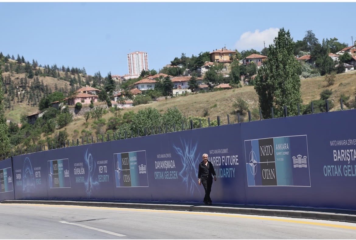 enginbalim's tweet photo. Türkiye Cumhuriyeti ‘nin Başkenti Ankara’nın sembolü Cumhurbaşkanlığı Sarayı oldu da bizim mi haberimiz yok🤷‍♂️ 

Atakule ve Kocatepe Camisi’ne me oldu? https://t.co/vpHQtGcuGO