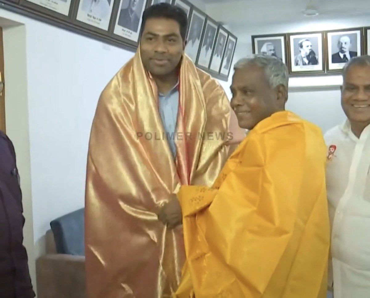 MaridhasAnswers's tweet photo. லாட்டரியால் அழிந்த குடும்பத்தினர் பற்றி, அந்த லாட்டரி மார்டின் கும்பல் ஆடிய ஆட்டம் அயோக்கியதனம் பற்றி வாய்கிழிய பேசியது எல்லாம் மறந்து அந்த கொடூரமான கொள்ளை கும்பலின் மருமகனுக்கு பொன்னாடை கொடுத்து வரவேற்பு கொடுக்க - சிவப்பு துண்டு எதற்கு?.. மானகெட்ட பிழைப்பிற்கு மார்க்ஸ் லெனின் எதற்கு? 

உலகத்திலேயே கீழ்தரமாக ஒட்டுண்ணி  போல் வாழும் அரசியல் பிழைப்பு நடத்தும் விசித்திரமான கம்யூனிஸ்ட்கள் இருக்கும் ஒரே மண் தமிழகம்… அதிலும் இந்த மதுரை MP ஒரு ஆள்.. அய்யோ மனிதனே அல்ல. அது வேற ரகம்..