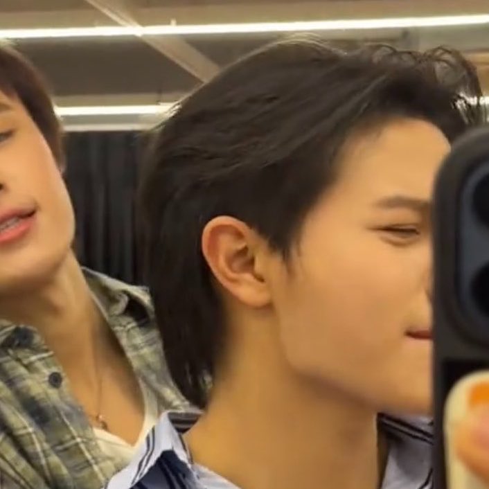 underthesamsky_'s tweet photo. สันกรามพวกฝรั่งมันคมเอาตายจริงๆว่ะ https://t.co/LyF4KWwcCD
