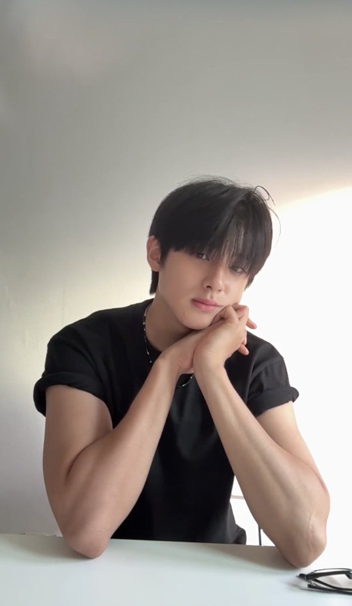min_nuni0312's tweet photo. 왜 돼지일까요? 민규는 그냥 너무 귀여울 뿐인데요.정말 귀여우니까 귀여운 돼지여도 괜찮죠?
#김민규 #KIMMINKYU https://t.co/hjkIEiHhTz