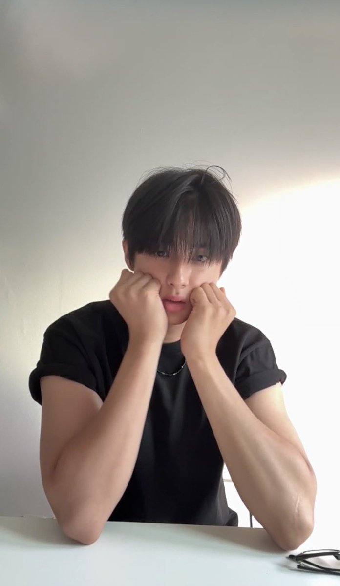 min_nuni0312's tweet photo. 왜 돼지일까요? 민규는 그냥 너무 귀여울 뿐인데요.정말 귀여우니까 귀여운 돼지여도 괜찮죠?
#김민규 #KIMMINKYU https://t.co/hjkIEiHhTz
