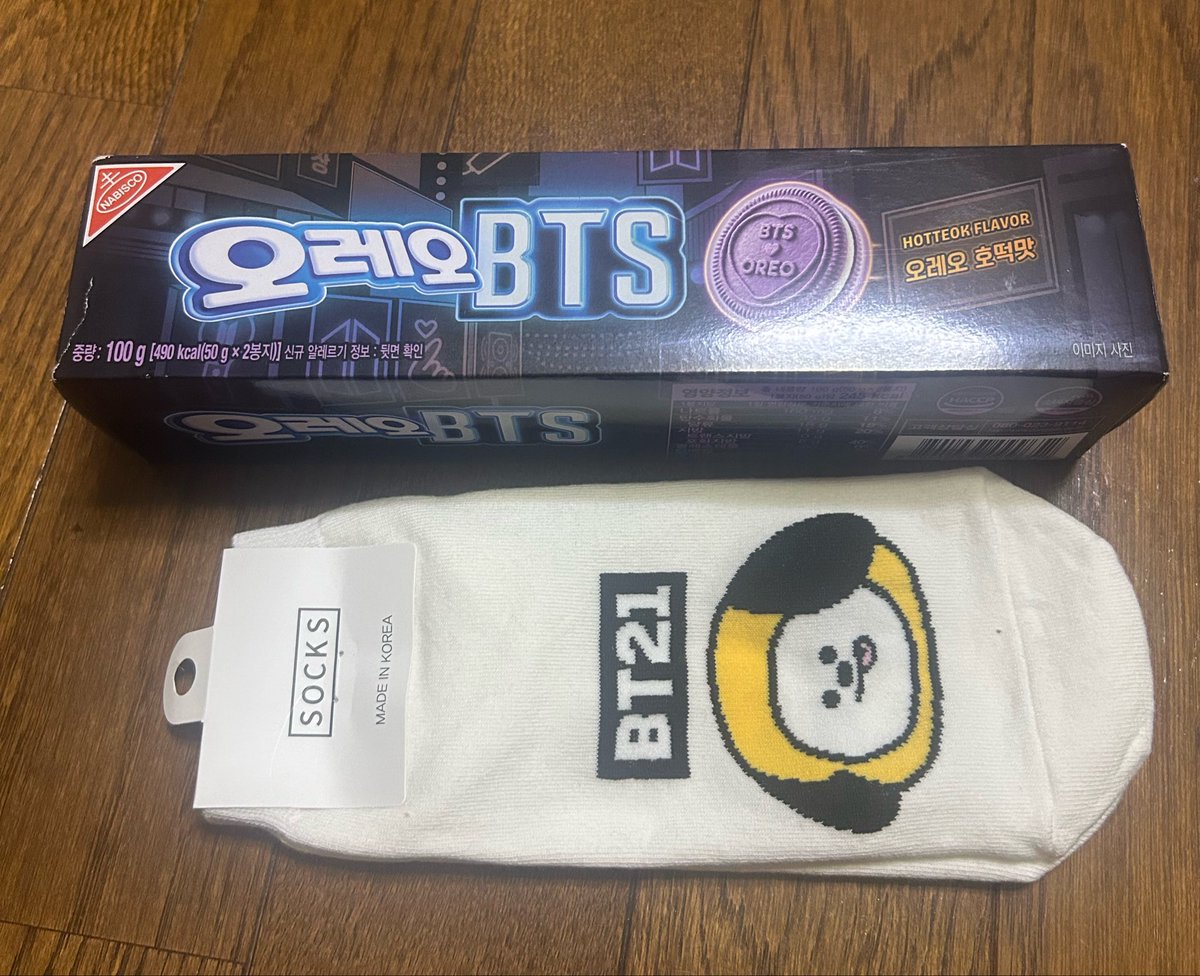PyPyH1Y0K0_13's tweet photo. 仕事の相方が韓国行くから頼んでおいたオレオが我が家にきたー🙌
そして靴下も貰っちゃった☺️ https://t.co/Xel9yBNKxI