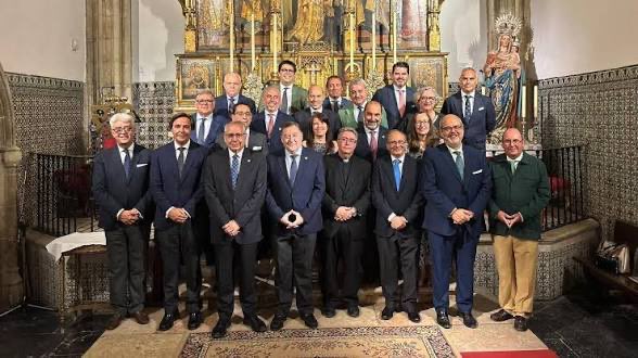 SacraSanPedro's tweet photo. La Sacramental de S. Pedro quiere dar la
enhorabuena a D. José Roda Peña, por su elección como presidente de @ElConsejoSev, y a su Junta, entre los que se encuentra nuestro hermano D.Ernesto Martín como delegado del Sábado Santo.

Que Dios les bendiga y les guíe en sus funciones https://t.co/BlS1Tewr5W