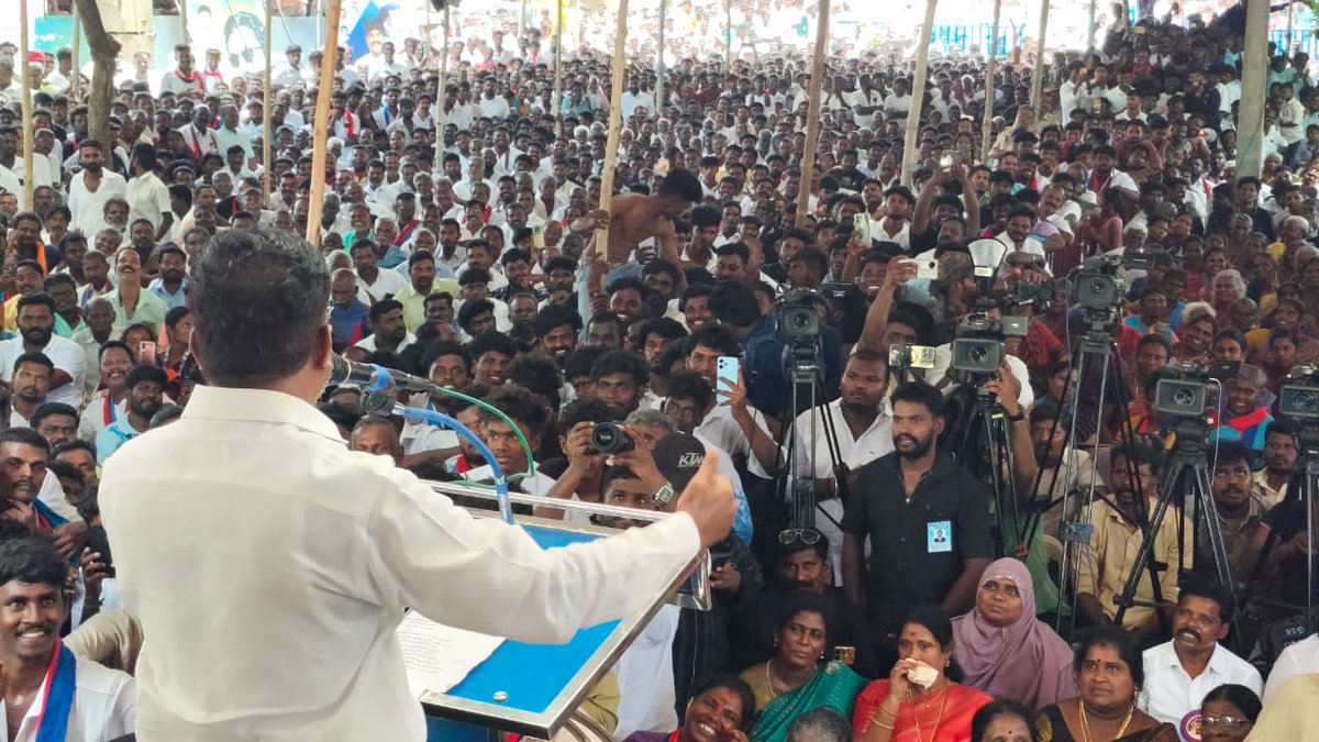 thirumaofficial's tweet photo. மதுரை மாவட்டம் மேலவளவில் 1997 ஆம் ஆண்டு அரசியல் உரிமைகளுக்காக உயிர்நீத்த போராளிகள் மாவீரன் மேலவளவு முருகேசன்,  செல்லத்துரை, முருகேசன் தம்பி க.ராசா, சேவுகமூர்த்தி, கொ.மூக்கன், மூ.பூபதி, ஆ.சவுந்தரபாண்டி ஆகிய அரசியல் உரிமை மீட்புப் போராளிகளின் 29 ஆம் ஆண்டு நினைவுநாளான இன்று மேலவளவில் விசிக சார்பில் அமைக்கப்பட்டுள்ள விடுதலைக் களத்தில்  மலர் வளையம் வைத்து மலர் தூவி வீரவணக்கம் செலுத்தினேன்!
பின்னர் அங்கே நடைபெற்ற வீரவணக்க நினைவேந்தல் கூட்டத்தில் உரையாற்றினேன்!