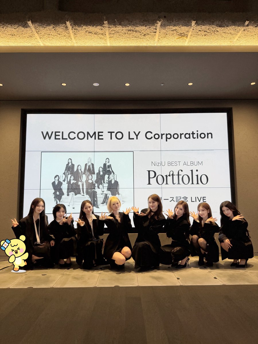 NiziU__official's tweet photo. #NiziU_BestAlbum『Portfolio』
リリース記念LINE LIVE

アルバムをチラッ☆っとお見せしたり🫣
今までのジャケ写を思い出したり🖊️
みなさんの質問にお答えしたり🗃️
たっぷり盛り上がりました！

そしてこの後7/1(水)0:00の
"Make you happy (2026 ver.)" M/V公開を
お楽しみに♩

#NiziU #NiziU_Portfolio #LINEVOOM
