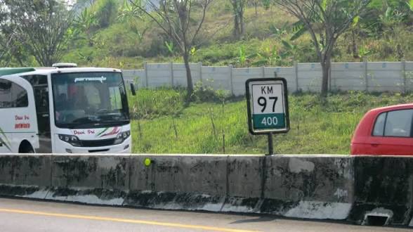 SudutTakKasat's tweet photo. Gua mau mulai dari fakta dulu biar lu kaga bisa bilang ini cuma horor-hororan. Juli 2011, dua perwira TNI mati di ruas tol ini. Beberapa bulan kemudian istri seorang penyanyi ternama tewas di lokasi yang sama, mobilnya oleng terus terguling di KM 97, istrinya tergencet badan mobil yang ringsek. Enam warga Kebumen mati seketika setelah mobil mereka menabrak truk di depannya. Dan itu baru yang masuk berita. Yang kaga masuk berita jauh lebih banyak. Ini bukan cerita tentang jalan tol biasa. Ini tentang sesuatu yang dari awal pembangunannya udah kaga mau diajak kompromi. 

@bacahorror @IDN_Horor @ceritaht #bacahorror #bacahoror #suduttakkasat #ceritahoror #threadhoror #ceritaserem #asupanhorror #horor