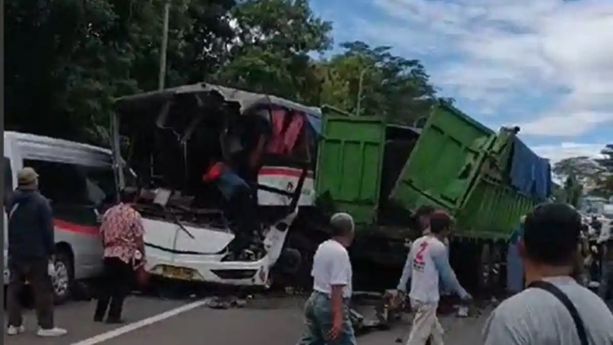 SudutTakKasat's tweet photo. Gua mau mulai dari fakta dulu biar lu kaga bisa bilang ini cuma horor-hororan. Juli 2011, dua perwira TNI mati di ruas tol ini. Beberapa bulan kemudian istri seorang penyanyi ternama tewas di lokasi yang sama, mobilnya oleng terus terguling di KM 97, istrinya tergencet badan mobil yang ringsek. Enam warga Kebumen mati seketika setelah mobil mereka menabrak truk di depannya. Dan itu baru yang masuk berita. Yang kaga masuk berita jauh lebih banyak. Ini bukan cerita tentang jalan tol biasa. Ini tentang sesuatu yang dari awal pembangunannya udah kaga mau diajak kompromi. 

@bacahorror @IDN_Horor @ceritaht #bacahorror #bacahoror #suduttakkasat #ceritahoror #threadhoror #ceritaserem #asupanhorror #horor