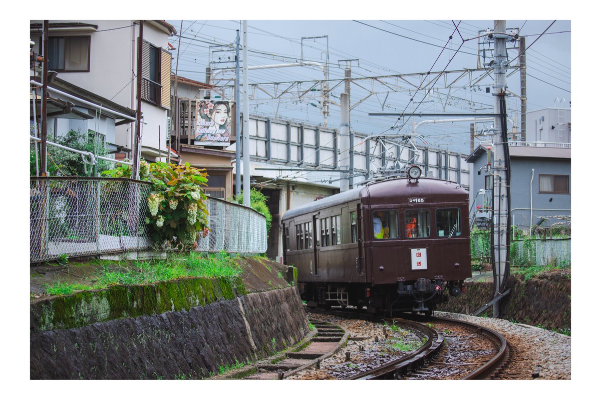 kiha55_kiha45's tweet photo. 大雄山線に20m車が入線できない原因、緑町手前にある半径100ｍの急カーブ。そこを通過する元旧型国電のコデ165。
地味ながらも収めたかった1枚です。 https://t.co/byCnhay0iC