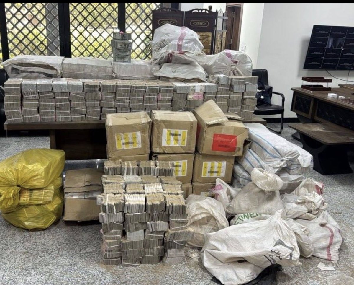 maiash10's tweet photo. وقفات مع (فضائح الفاسدين)
.
1-حجم الفضائح التي عجّت بها وسائل الإعلام وصفحات التواصل تكشف عن الخلل الكبير في بنية النظام ومؤسساته ومرجعياته، كما تكشف عن حقيقة الشعب المغيّب والذي تنهب ثرواته وهو مغمض العينين، لاه بالترهات والخزعبلات والخرافات.
.
2-مع أننا نرحب بضرب أي فاسد، لكن إذا لم تتم ملاحقة رؤوس الفساد، فإن العملية كلها قد تكون ملاحقة الفاسد الصغير لصالح الفاسد الكبير، وليس لصالح الفقراء والمحرومين.
.
3-إذا طالت عملية التحقيق هذه قادة الفصائل المسلحة، وهم المتمكنون الآن من ثروات البلاد ومقدراته أكثر من غيرهم، فهذا يعني أن هناك قوة أكبر من هذه المليشيات، وأن التغيير الفعلي قد بدأ، أما ملاحقة الفاسدين (العزّل) وحدهم، فهذا يعني أن الفساد باق وربما سيكون بصورة أشد.
.
4-ينبغي أن يعي كل عراقي أن ثروات العراق هي ثرواته، وأن الحكومةً إنما هي موظفة عند الشعب لإدارة شؤونه، فالله تعالى وهب هذه الثروات لساكني هذه الأرض، وليس للوزير والنائب والسيد والشيخ. وأن السرّاق ما تجرؤوا على السرقة إلا بعد أن رأوا أن هذا المال كأنه ليس له مالك، (والمال السائب يعلم السرقة) كما يقول أهلنا في مصر.
.
محمد عياش الكبيسي @
.

.