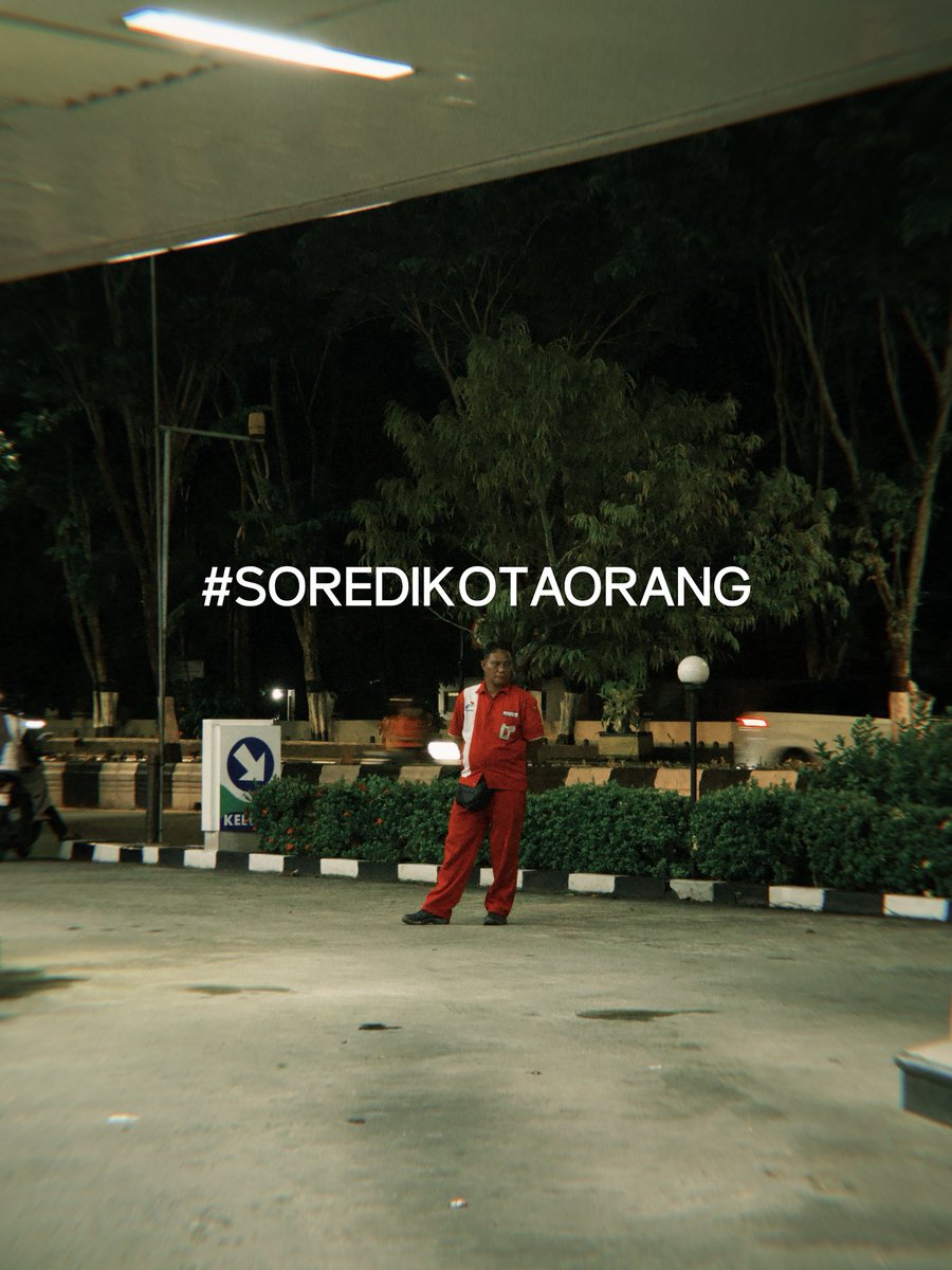 TemanSenyumu's tweet photo. Cerita #SOREDIKOTAORANG kali ini.
Kondisi sebagai Orang yang tinggal di Kaltim khususnya Balikpapan.
Mau jalan kemana mana pun kadang sulit. Bukan karena duit. Tapi, setiap melakukan adegan dewasa (Antri Bensin) berasa kaya nunggu antrian sembako Gratis dari Pemerintah alias panjang banget.
Belum lagi, baru baru ini sering Blackout.
Bahkan, blackout kali ini diikuti dengan matinya jaringan Internet.