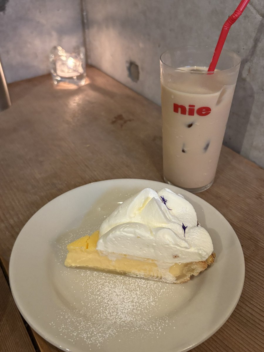 K5xPn's tweet photo. レモンパイすっぱくて元気が出る味 https://t.co/Da6ksOGBkC