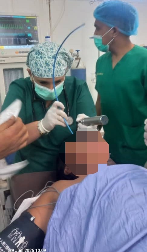cubacooperaTLbc's tweet photo. La Dra. Naivis Jiménez Díaz, Esp en Anestesiología y Reanimación miembro de la #BMCTL brinda atención médica en el #HoREX #Baucau combinando conocimiento, práctica y compromiso con la seguridad del paciente porque #CubaCoopera #CubaSalva #CubaPorLaSalud https://t.co/kTePEQ5URK