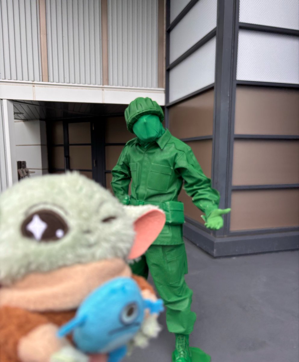 dail45's tweet photo. スターツアーズが6月末までマンダロリアンとグローグーの確定演出と聞いて急遽数年ぶりにディズニーランドへ！！
キャストの方も最近グローグー持った方多いんですよ！と色々なアトラクションで話しかけてくれました💚今後TDRでもグッズ販売されるといいなー
#グローグーが愛おしすぎるキャンペーン https://t.co/yenL44ANZj