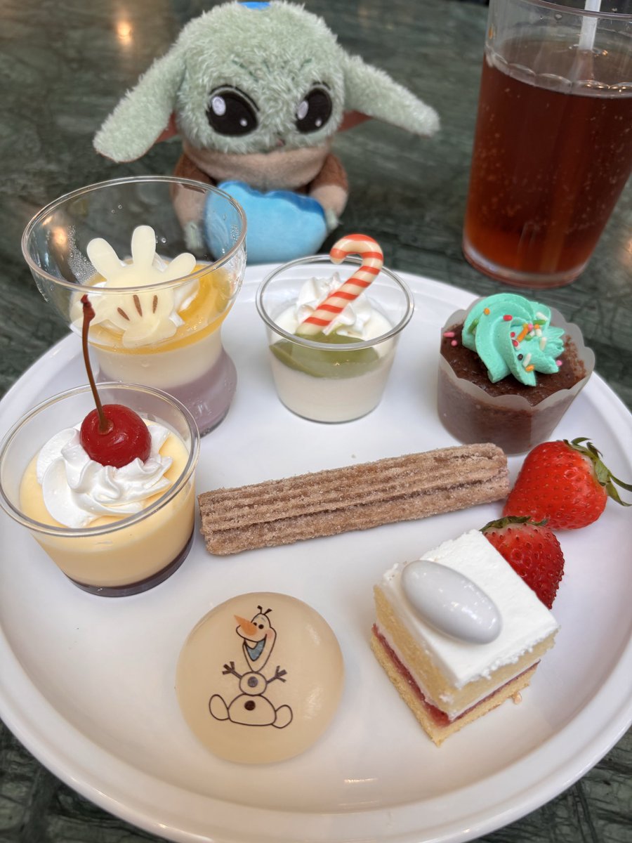 dail45's tweet photo. スターツアーズが6月末までマンダロリアンとグローグーの確定演出と聞いて急遽数年ぶりにディズニーランドへ！！
キャストの方も最近グローグー持った方多いんですよ！と色々なアトラクションで話しかけてくれました💚今後TDRでもグッズ販売されるといいなー
#グローグーが愛おしすぎるキャンペーン https://t.co/yenL44ANZj