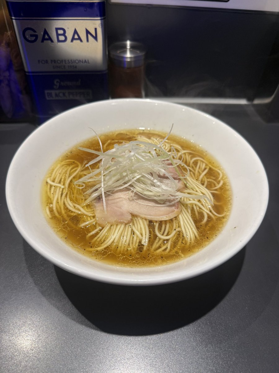 ronron9581's tweet photo. 煮干乱舞さん

ラーメン
和え玉　鴨

煮干し不使用の豚鶏出汁のラーメン
細パツ麺にバランス良いスープ
期待をして行くけど遥かに
超えてくる美味しさ
和え玉も鴨油が香りよくまた美味しい https://t.co/YE9XG9wiYI