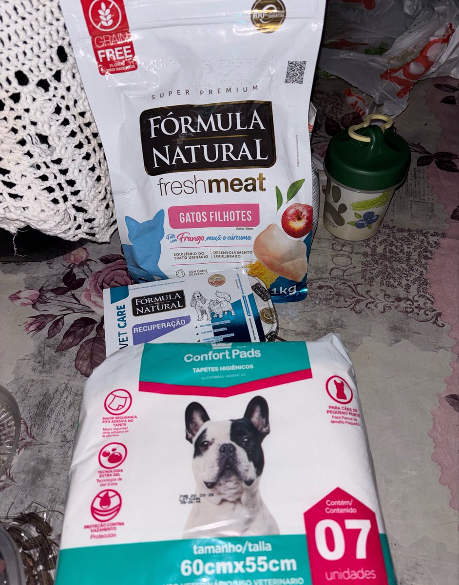 sonzapetsch's tweet photo. Titios só pra deixar registrado a compra da semana da Aurorinha (não consegui comprar a ração hepática que ela tava comendo mas comprei a indicada pela vet) - ela precisa fazer um exame de 188$ e ainda não conseguimos o valor 😢 toda ajuda importa 

🔑: auroracalvinha@gmail.com https://t.co/925oI8FLUM