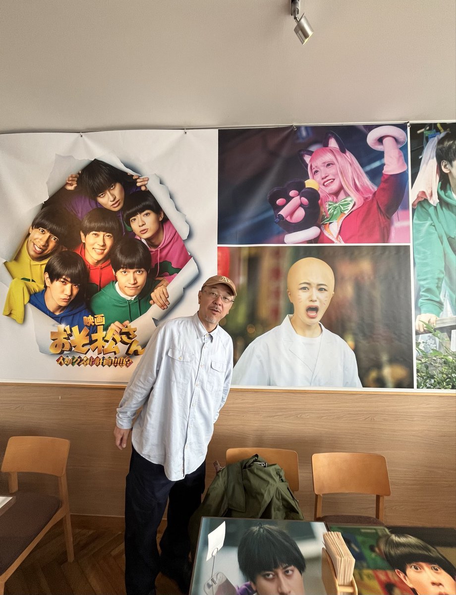 ktaisuke's tweet photo. バルト9のカフェは初日に行ったのですが、昨日は横浜ブルク13のcafé OASEの装飾を見てきました！
カフェの入り口からおそ松さんワールド全開で嬉しい！ありがとうございます！
映画鑑賞の前後にぜひこちらのカフェも立ち寄ってみてください！
#映画おそ松さん 人類クズ化計画!!!!!?
#おそ松さん https://t.co/YHVzopW5em