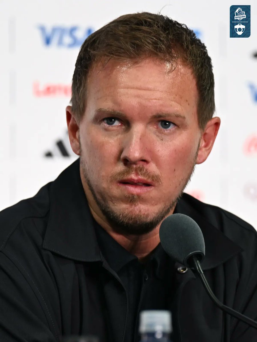 Footballogue's tweet photo. Considéré comme le futur Pep Guardiola fut un temps, Julian Nagelsmann 🇩🇪 (38 ans) enchaîne les 𝗣𝗥𝗘𝗦𝗧𝗔𝗧𝗜𝗢𝗡𝗦 𝗗𝗘́𝗖𝗘𝗩𝗔𝗡𝗧𝗘𝗦 depuis quelques années... 🥶 

𝟮𝟬𝟮𝟭-𝟮𝟮 (𝗕𝗮𝘆𝗲𝗿𝗻 𝗠𝘂𝗻𝗶𝗰𝗵) 🔴⚪
▪ Signature au Bayern pour une indemnité record de 25M€ en provenance de Leipzig
▪ Champion d'Allemagne
▪ Quart de finale de la Ligue des champions
▪ Éliminé au 2e tour de la Coupe d'Allemagne

𝟮𝟬𝟮𝟮-𝟮𝟯 (𝗕𝗮𝘆𝗲𝗿𝗻 𝗠𝘂𝗻𝗶𝗰𝗵) 🔴⚪
▪ Limogé en mars
▪ Champion d'Allemagne à l'issue de la saison
▪ Quart de finale de la Ligue des champions
▪ Quart de finale de la Coupe d'Allemagne

𝟮𝟬𝟮𝟯-𝟮𝟰 (𝗔𝗹𝗹𝗲𝗺𝗮𝗴𝗻𝗲) 🇩🇪
▪ Quart de finale de l'Euro 2024
▪ Ligue des nations : phase de groupes

𝟮𝟬𝟮𝟰-𝟮𝟱 (𝗔𝗹𝗹𝗲𝗺𝗮𝗴𝗻𝗲) 🇩🇪
▪ 3e de la Ligue des nations

𝟮𝟬𝟮𝟱-𝟮𝟲 (𝗔𝗹𝗹𝗲𝗺𝗮𝗴𝗻𝗲)
▪ Éliminé en 16es de finale de la Coupe du monde 2026

Ce qu'il proposait avec Hoffenheim et Leipzig au début de sa carrière de coach était tellement dingue... 🙄