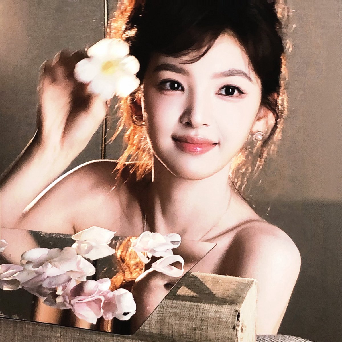Oxhyul's tweet photo. 🌸 Bathed in the softest light, holding petals that bloom as gently as my smile. ✨ Some moments don't ask to be loud—they quietly become the prettiest memories, wrapped in warmth, grace, and a little bit of magic. 🤍🕊️🌷 https://t.co/2lVPSdfjs0